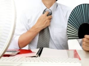 扇子を使っている人