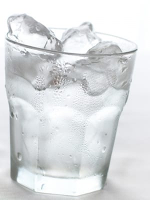 グラスに浮かぶ氷の画像