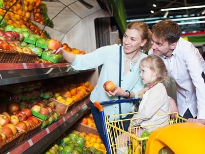 家族で買い物をする画像