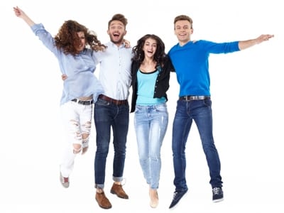 肩を組む人たちの画像