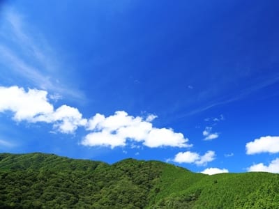青空に雲が浮かぶ画像