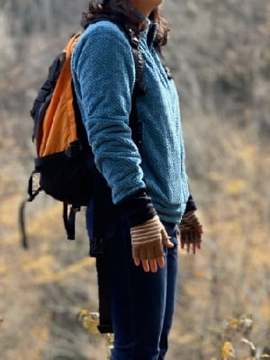 リュックを背負う人の画像