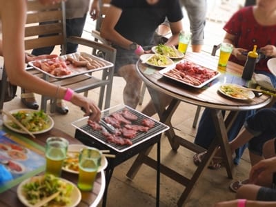 バーベキューをしている家族の画像