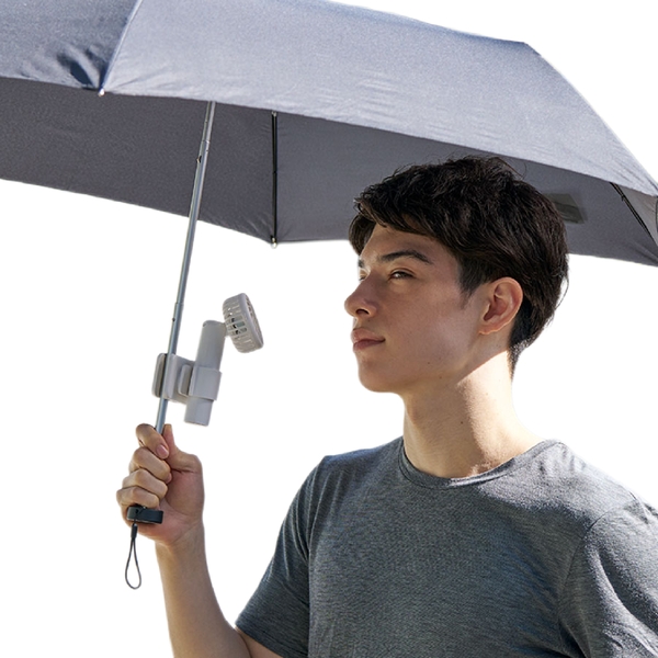 日傘にもつけられるクリップ付ハンディファン：チャコールブラックの商品画像2枚目